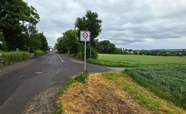 Tempo 30 im Friedhofsweg: Stadt Linden realisiert langfristig geplante Verkehrsmaßnahme